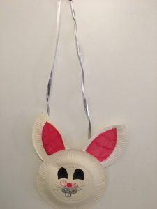 le sac lapin de Pâques à la fin de l'atelier