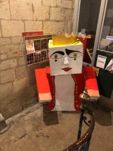 Le bonhomme Carnaval attend dans l'escalier de l'hôtel Baschy du Cayla