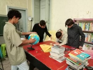 Les ados préparent les objets à vendre au vide-grenier du Relais